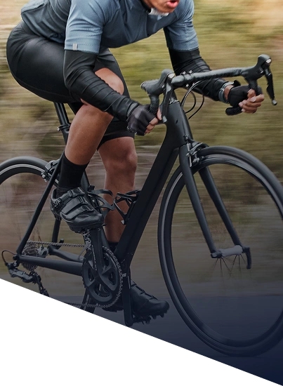 Joueur de tennis tenant une balle et une raquette avant le service