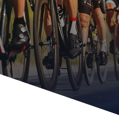 Peloton de cyclistes en pleine course sur route