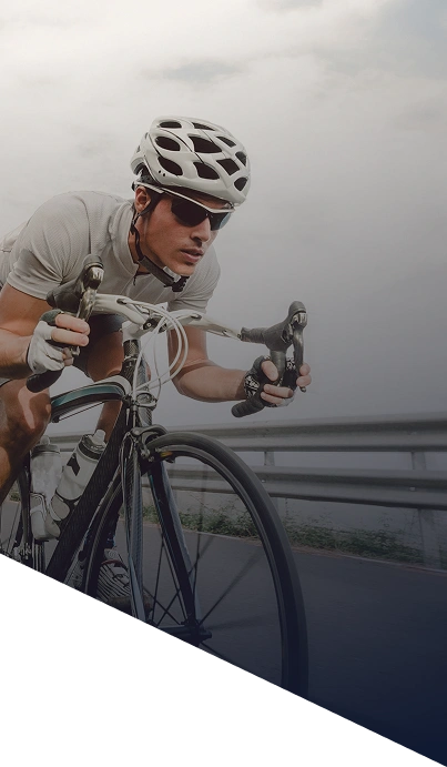 Cycliste en pleine course sur route