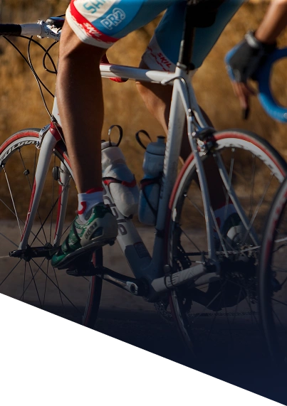 Cycliste s’entraînant sur un vélo de route en extérieur