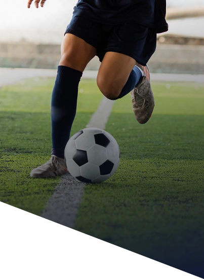 Ballon de football entrant dans le filet du but