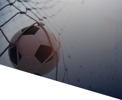 Ballon de football entrant dans le filet du but