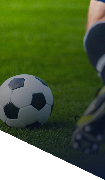 Ballon de football posé sur une pelouse