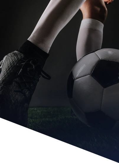 Joueur de football contrôlant le ballon sur le terrain