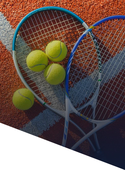 Joueur de tennis tenant une balle et une raquette avant le service
