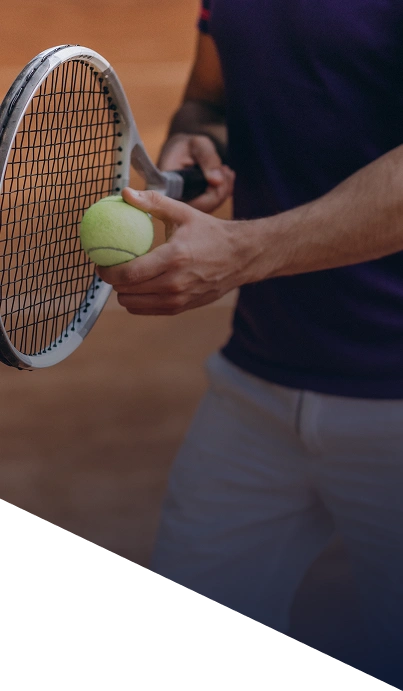 Joueur de tennis tenant une raquette et une balle