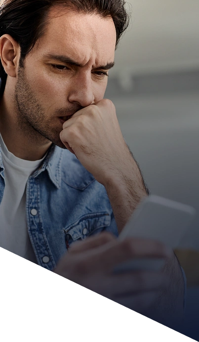 Homme concentré lisant des informations sur son smartphone